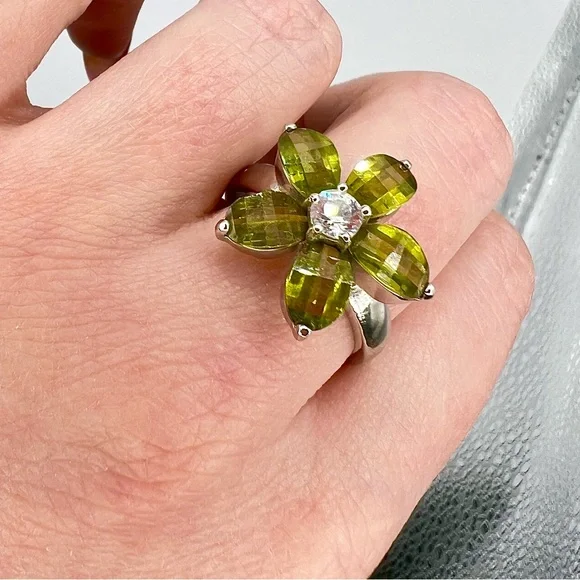 Vintage 925 Sterling Silver Peridot Flower Ring w/ Clear CZ Center, Size 7 - Picture 3 of 4